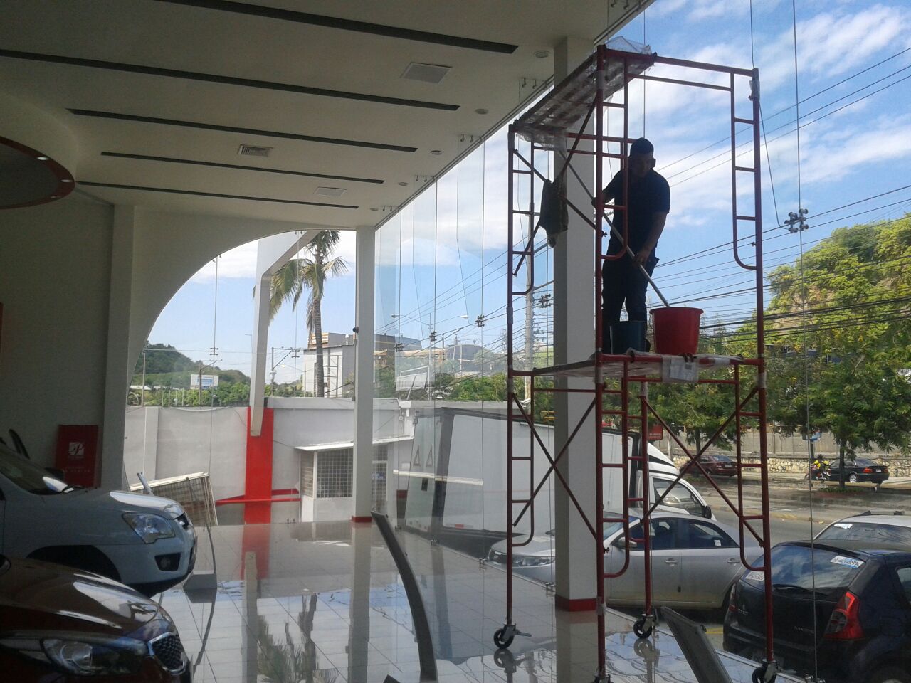 Limpieza interna y externa de ventanales